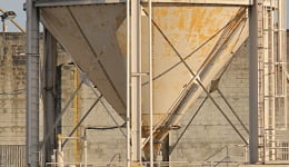 Foto de una industria del cemento vista desde el exterior, que ilustra el uso de lubricantes industriales Mobil